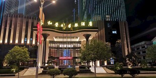 夜晚繁华的商业建筑外观