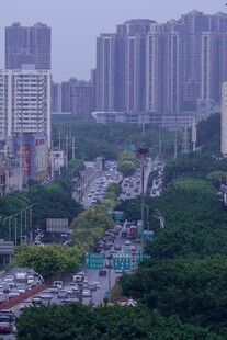 城市繁华街景与林立高楼