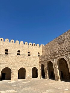 古老城堡庭院建筑景观