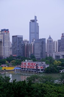 城市河畔高楼景观