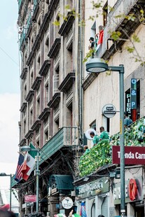 城市街道旁的多彩建筑