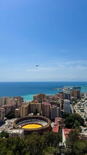 俯瞰城市与海滨风光