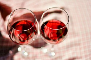 两杯红酒酒水图片