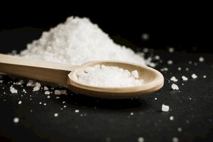 木勺上的白色细盐颗粒