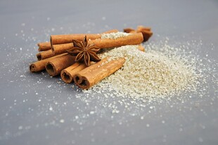 肉桂棒与八角茴香香料组合