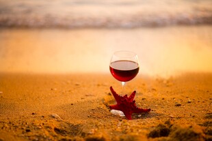 沙滩上的红酒杯酒水