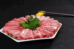 新鲜美味的涮火锅牛肉片