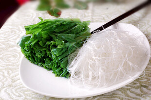 凉拌粉丝配青菜