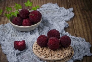 木桌上摆放的新鲜杨梅