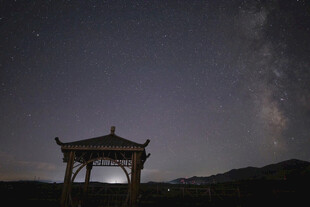 夜空下的古亭与璀璨星河