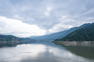 宁静山水间的湖光山色