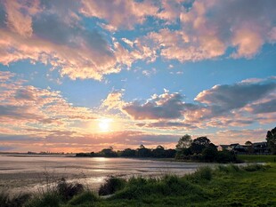 夕阳下的海滨美丽风光