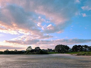 黄昏下的海滩与天空