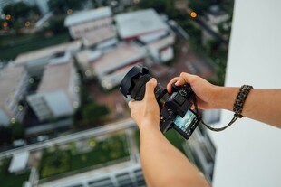 高空手持相机俯瞰城市