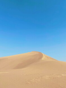 沙漠沙丘蓝天之下美景