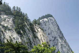陡峭山壁与葱郁植被
