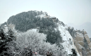 雪覆山峦美景