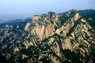 壮丽巍峨的高山景观