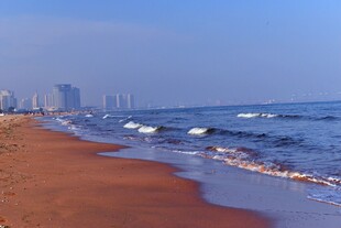 美丽海滨沙滩与城市远景