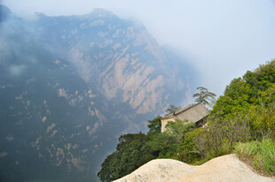 云雾缭绕的壮美山景
