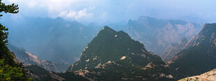 壮丽山峦云雾缭绕景观