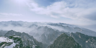 云雾缭绕的壮丽山景