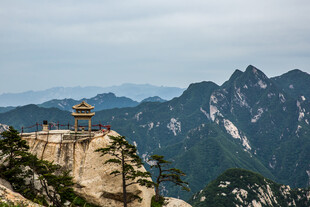 华山巅峰楼阁揽壮丽山景