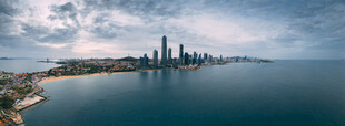 海滨城市天际线壮丽景观
