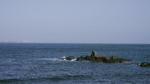 海边礁石辽阔海洋景致