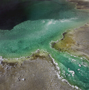 翠绿湖水与岸边景致