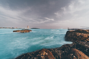 海边礁石与涌动的蓝色海浪