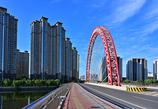城市中红色拱形桥与高楼