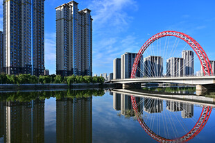 城市河畔摩天轮美丽景致