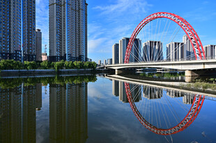城市河畔的摩天轮美景