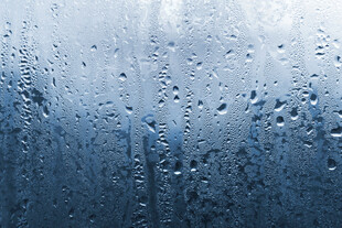 玻璃上的晶莹雨滴