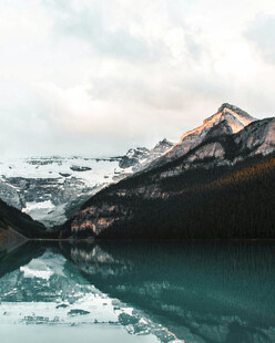 雪山湖泊美景