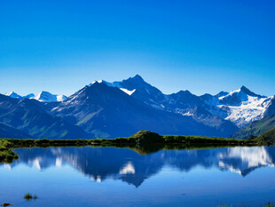宁静湖映巍峨雪山美景