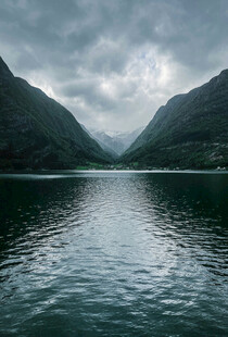 宁静山水间的湖景风光