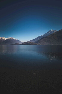 宁静湖景与远山的美丽风光