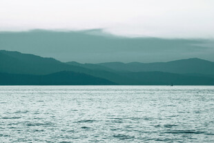 宁静湖景与远处山峦