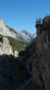 壮丽山谷间的巍峨山峰