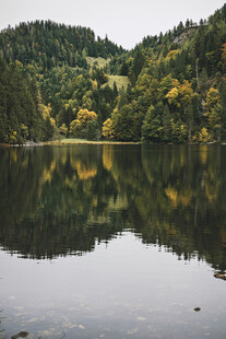 宁静湖畔山林倒影美景