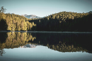 宁静湖畔山林倒影美景
