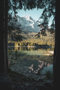 山林湖畔的静谧美景