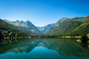 宁静山湖美景