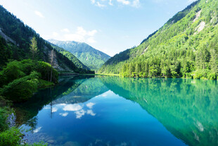 青山环抱的澄澈碧绿湖水