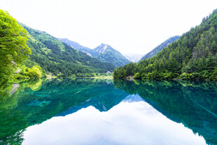 山间碧湖美景