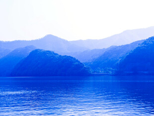 蓝色山水间的静谧美景