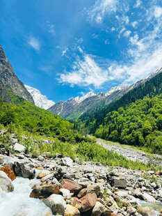 山间溪流美景