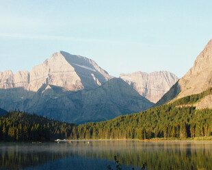 湖畔青山美景